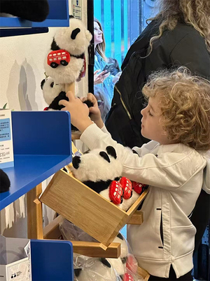 成都熊貓文創快閃店首度亮相倫敦，文化用品引爆英倫熱潮